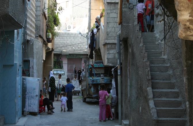 أهالي مخيم السيدة زينب يناشدون حلّ مشكلة الكهرباء والماء 