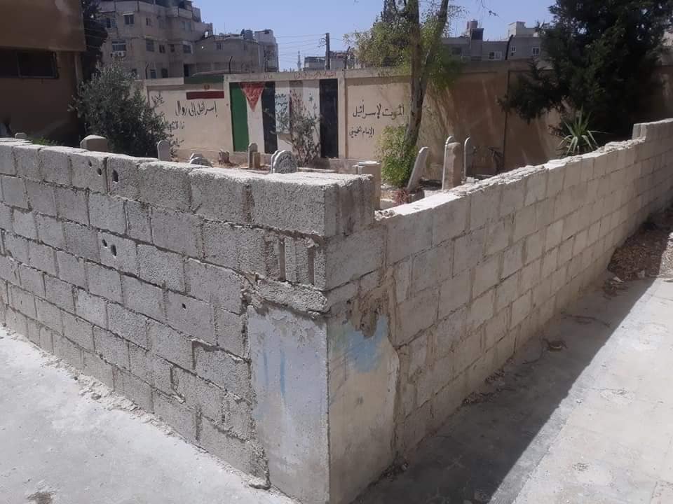 مبادرة لتنظيف مقبرتي مخيم السيدة زينب بريف دمشق