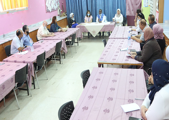 مدير شؤون الأونروا في سورية يزور مخيم العائدين بحمص 