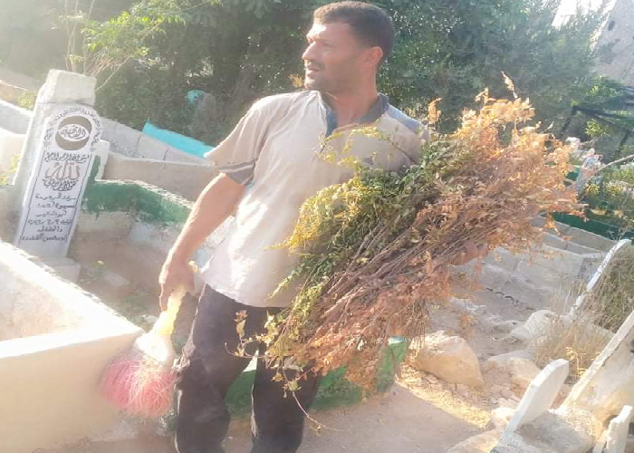 مبادرة فردية لتنظيف مقبرة مخيم جرمانا 