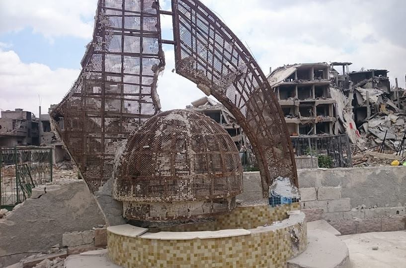 أكوام ترابية. الروس ينهون نبش مقبرة مخيم اليرموك 