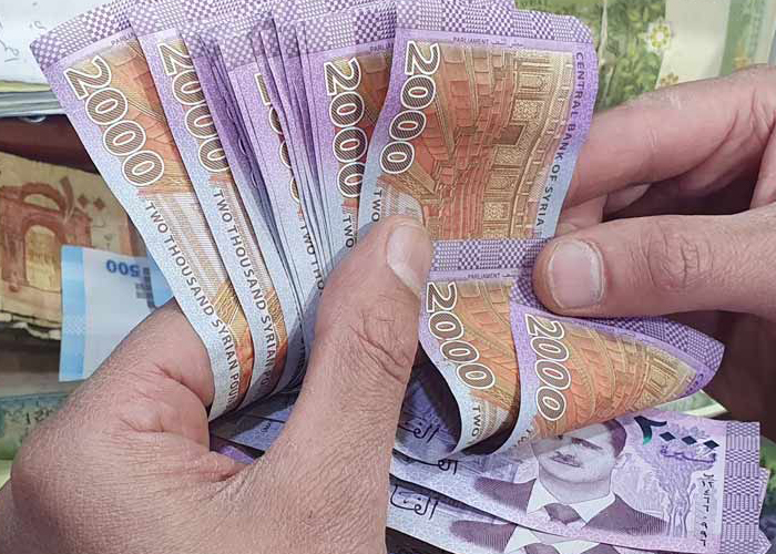 منظمة التحرير الفلسطينية توزع مساعدات للقاطنين في مخيمي اليرموك وحندرات