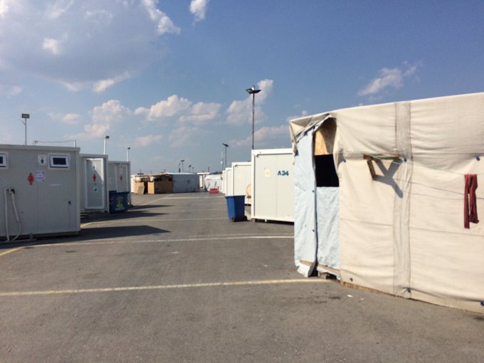 الفلسطينيون في مخيم نيا كافلا يشكون من العزلة وقسوة الانتظار