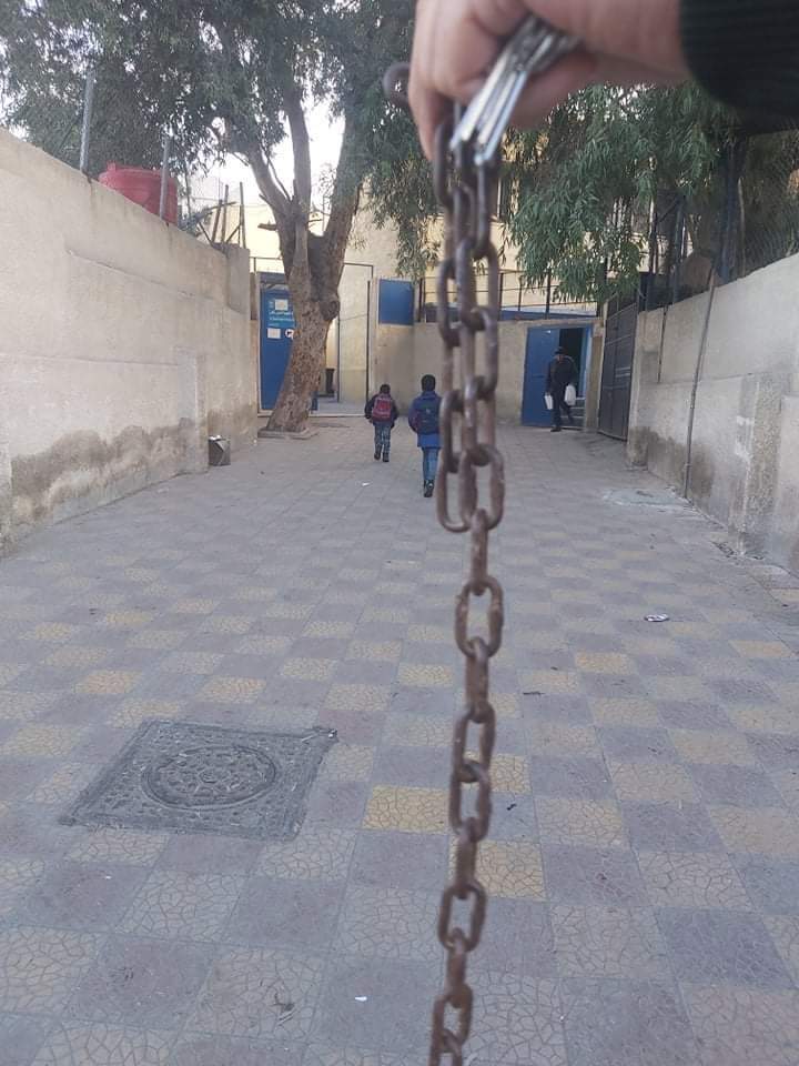 مخيم جرمانا.. شجار بين أطفال يكشف ماتخفيه حقائبهم