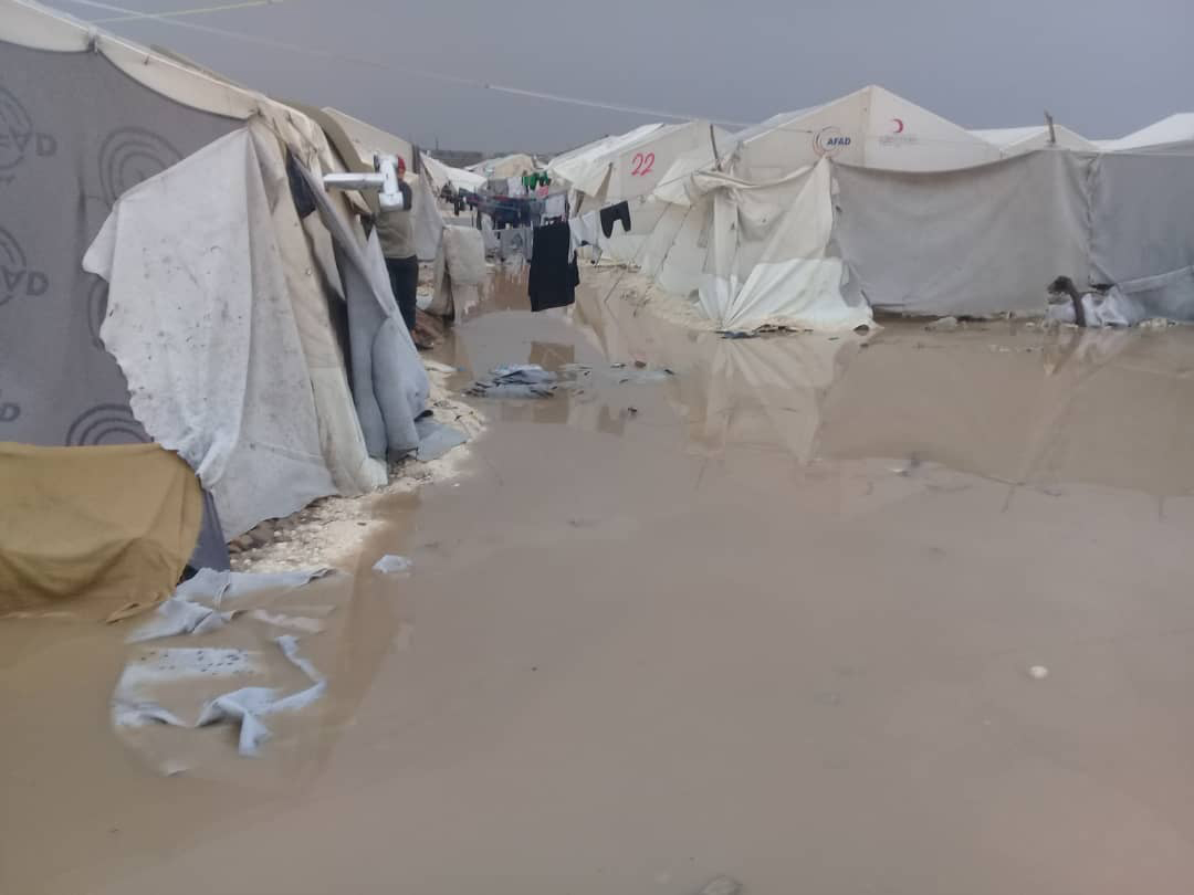 البرد القارس والرياح العاتية تحولان شتاء مهجري دير بلوط والمحمدية إلى مأساة  