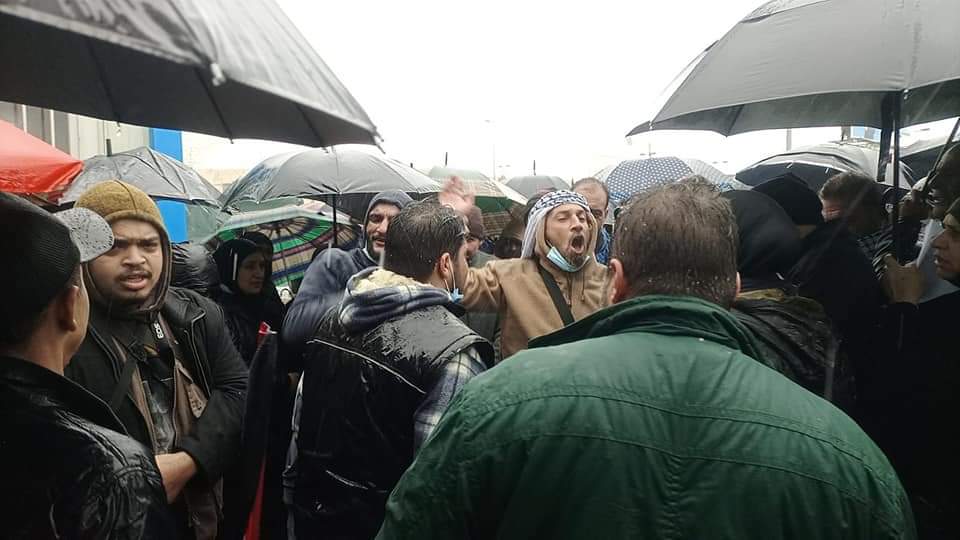 رغم الظروف الجوية القاسية ..فلسطينيو سوريا يواصلون احتجاجاتهم ضد قرارات الأونروا 