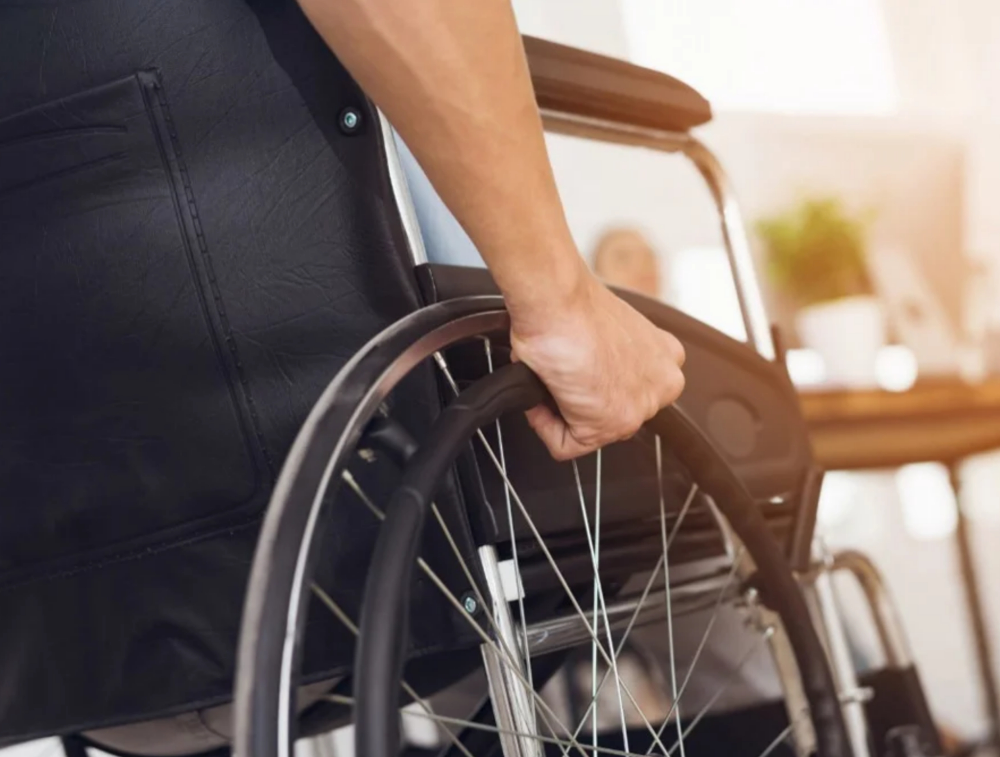 مناشدة لمعالجة شاب فلسطيني مصاب بشلل نصفي 