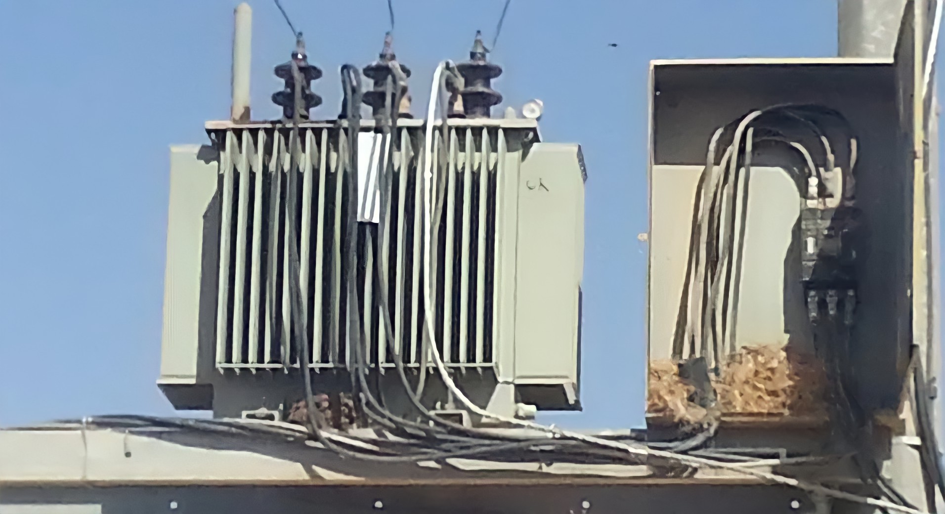 مخيم الحسينية..لصوص يسرقون خزان الكهرباء المغذي للمسجد وعدة أحياء