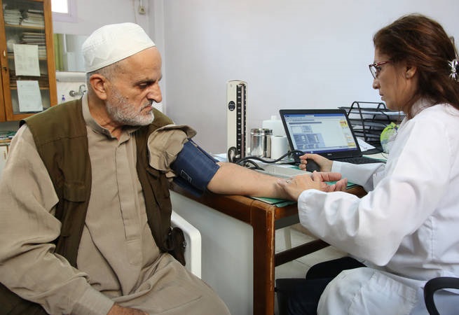 معاناة مضاعفة يعيشها المسنون الفلسطينيون في سورية 