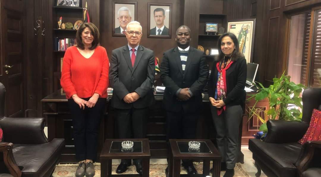 انتقادات حادة بعد لقاء جمع السفير الفلسطيني ومدير الأونروا في سوريا