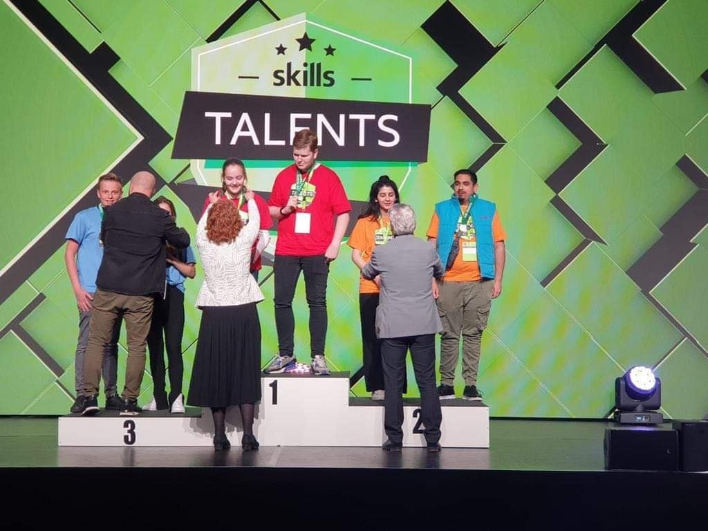 طالبة فلسطينية تحقق المركز الثاني بمسابقة مهارات ومواهب في هولندا