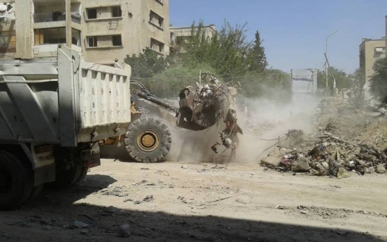 مخيم اليرموك.. مبادرة أهلية لإزالة الأنقاض من أحد شوارع المخيم