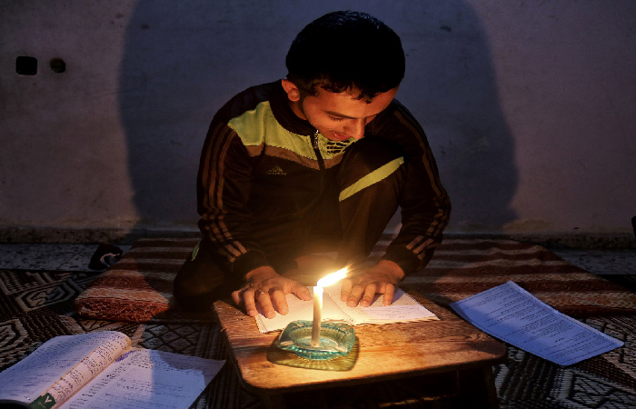 انقطاع الكهرباء لساعات طويلة هاجس يؤرق طلاب مخيم السيدة زينب