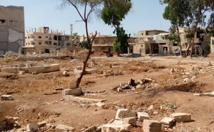 بعد تهديد النظام. أهالي مخيم درعا ينقلون موتاهم من مقبرة الشهداء