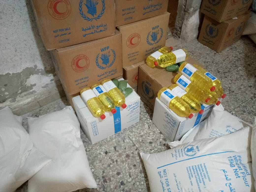 الهلال الأحمر السوري يوزع سلات غذائية في مخيم درعا 