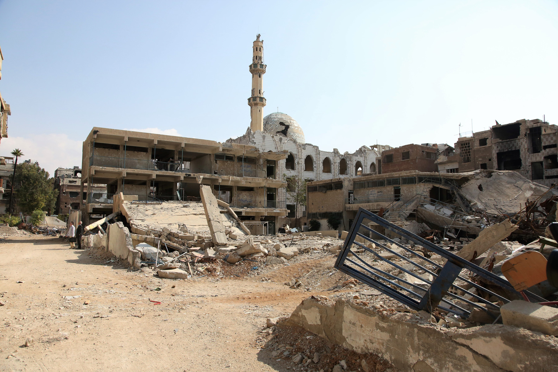 حفاظاً على رمزيته. دعوات لعودة أهالي مخيم اليرموك إلى منازلهم 