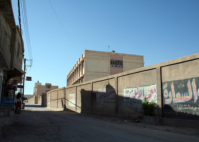 يستغلون إغلاقها.. المدارس أضحت وكراً لمتعاطي المخدرات في مخيم الحسينية 