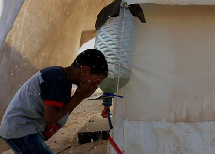 الفلسطينيون يصارعون حرارة الصيف في مخيمات الشمال السوري