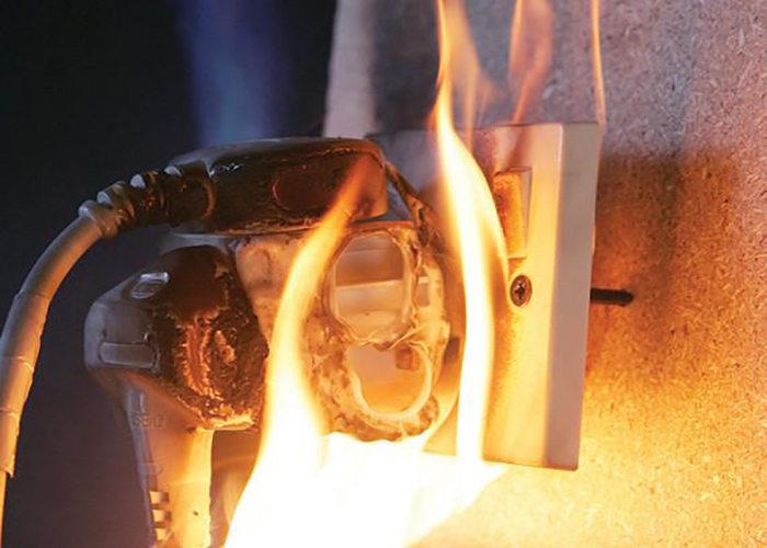 ماس كهربائي يتسبب باندلاع النيران في أحد منازل مخيم النيرب 