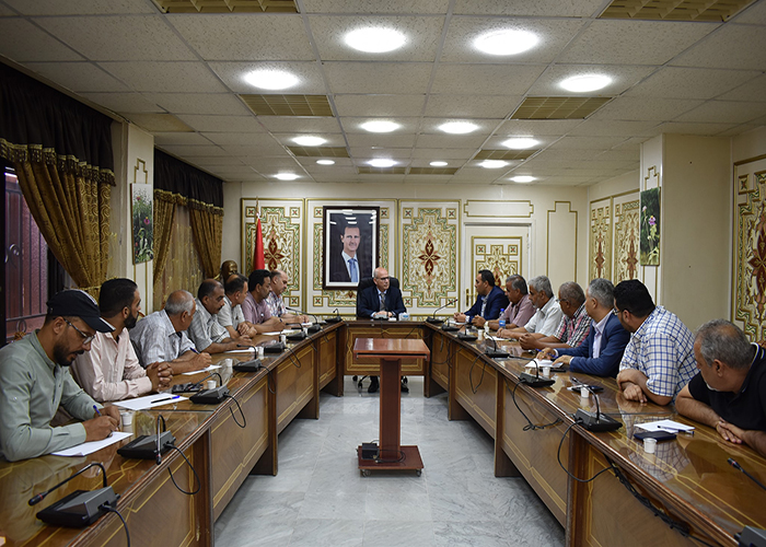 وفد من أهالي مخيم درعا يزور المحافظ 