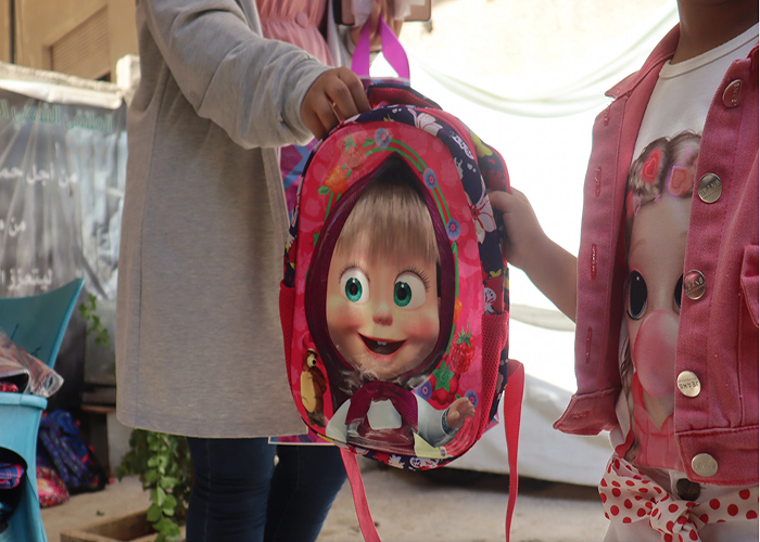 مع اقتراب العودة للمدارس..هيئة إغاثية توزع حقائب مدرسية 