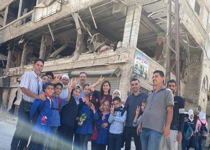 خلال زيارتها إلى مخيم اليرموك.. مؤسسة محمود عباس تقدم مساعدات مالية