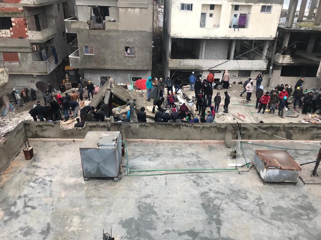 مخيم الرمل. عائلات تحت الانقاض والمئات باتوا في المدارس 