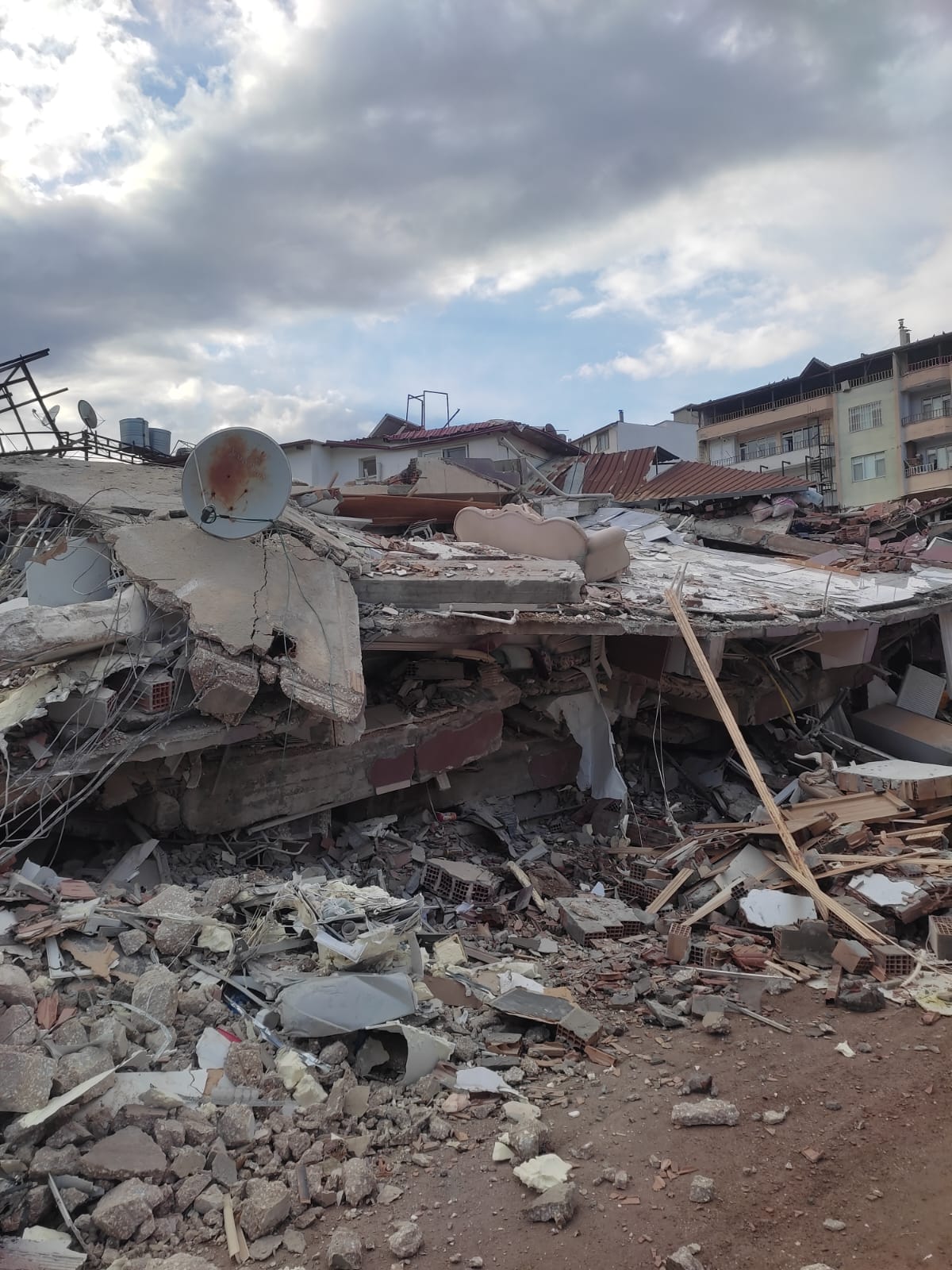 بسبب الزلزال. قضاء فلسطينية تحت الأنقاض قبل موعد ولادتها بأيام