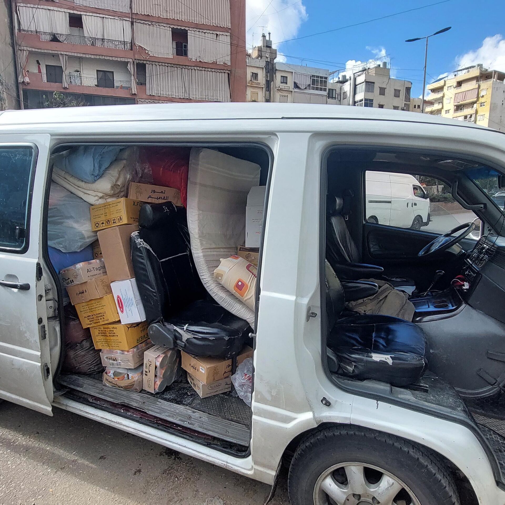 اعتداء على سيارة تحمل مساعدات لمخيم الرمل الفلسطيني