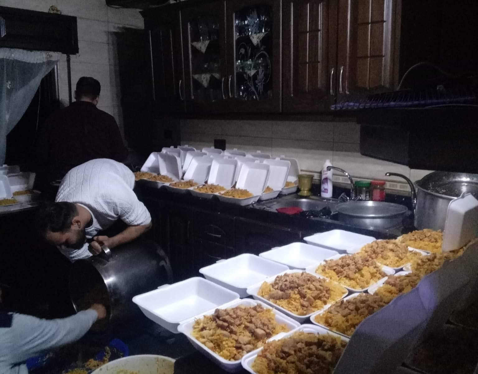 أبناء مخيم الرمل يطلقون مبادرات لمساعدة المتضررين من الأهال