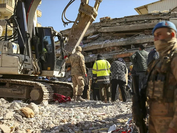 انتشال جثة فلسطينية وطفلها من تحت أنقاض أحد المباني في انطاكية