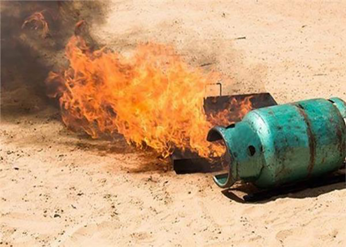 مخيم النيرب.. إصابات وانهيار جزئي بمنزل جراء انفجار اسطوانتي غاز