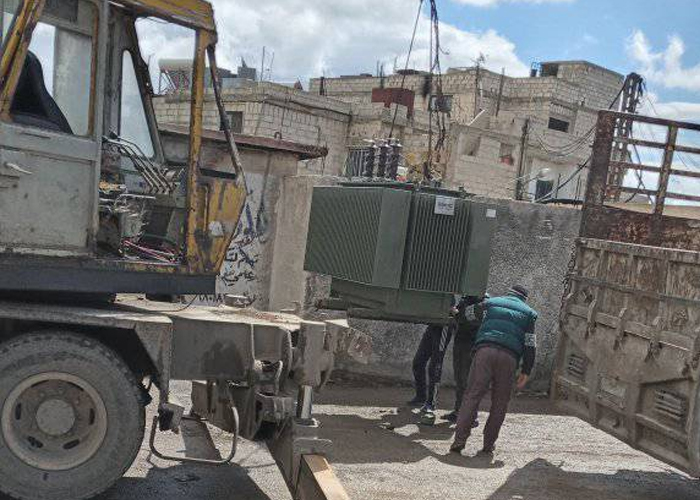 محول كهربائي جديد ينهي انقطاعاً دام 25 يوماً في مخيم خان الشيح