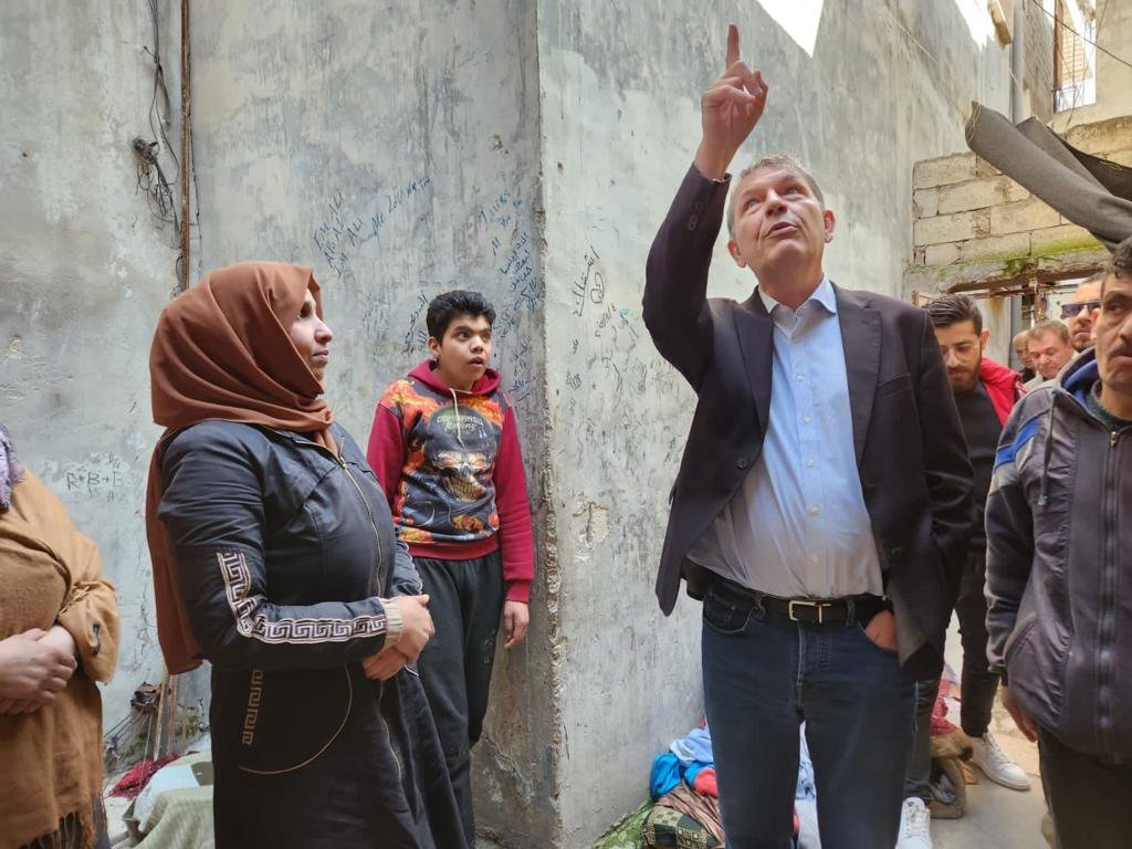 وفد من الأونروا يطّلع على أوضاع منكوبي الزلزال في مخيم النيرب