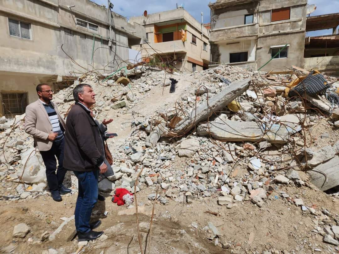 المفوض العام للأونروا يزور مخيم الرمل للاطلاع على أوضاع منكوبي الزلزال