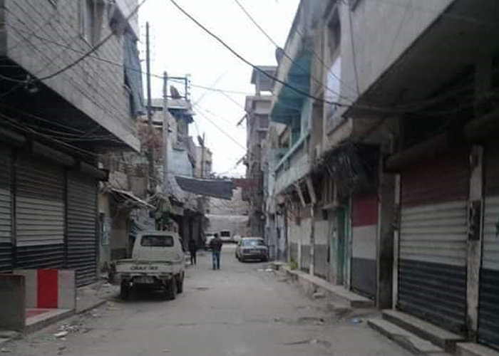 فلسطيني يتكفل بدفع إيجارات 15 عائلة في مخيم النيرب