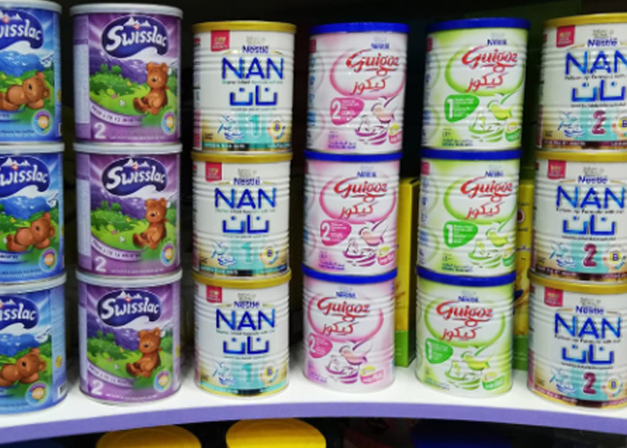 شكاوى من صعوبة الحصول على حليب الأطفال في المخيمات الفلسطينية