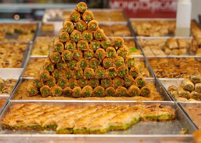 حلويات العيد. رفاهية لا تتحملها جيوب اللاجئين في مخيم خان دنون