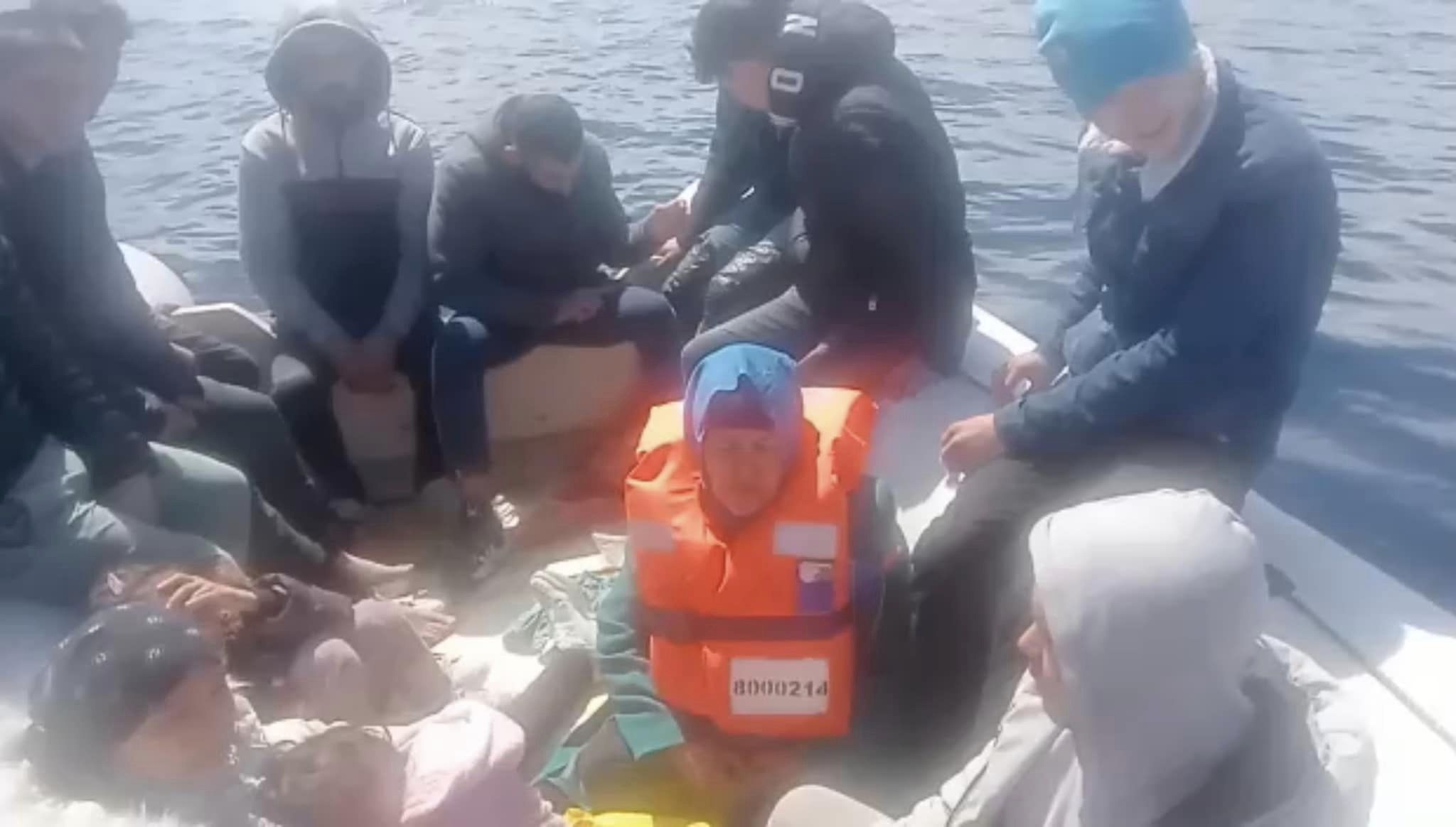 تحت تهديد السلاح. اليونان ترحّل 27 مهاجراً غالبيتهم من الفلسطينيين إلى المياه التركية 