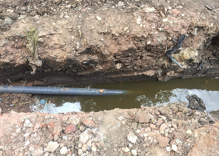 اختلاط المياه الآسنة بمياه الشرب يهدد قاطني مخيم درعا 