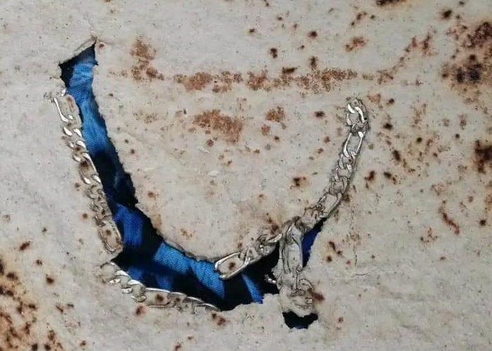 الخبز في مخيم خان دنون يحتوي أوساخ وبقايا حديدية