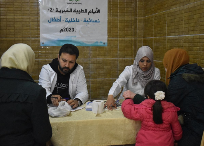 جمعية خيرية تقيم أياماً طبية مجانية في مخيم الرمل الجنوبي