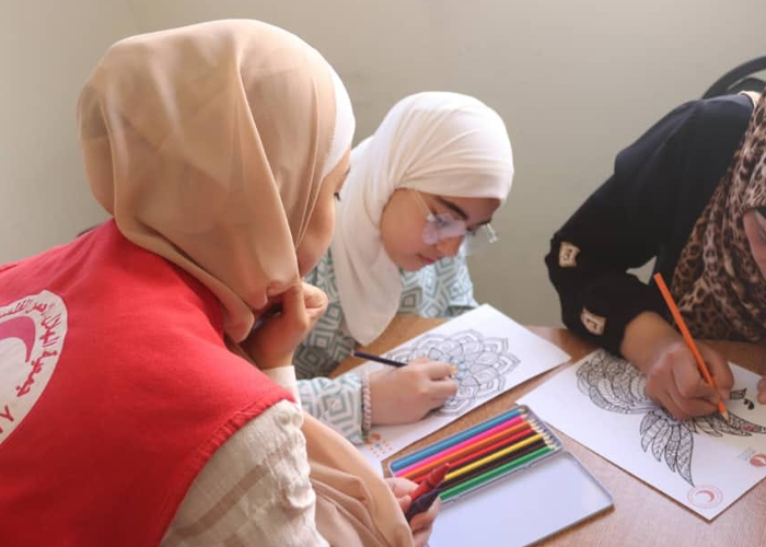 الهلال الأحمر ينظم نشاطاً حول الرعاية الذاتية والتعبير عن الذات بالألوان