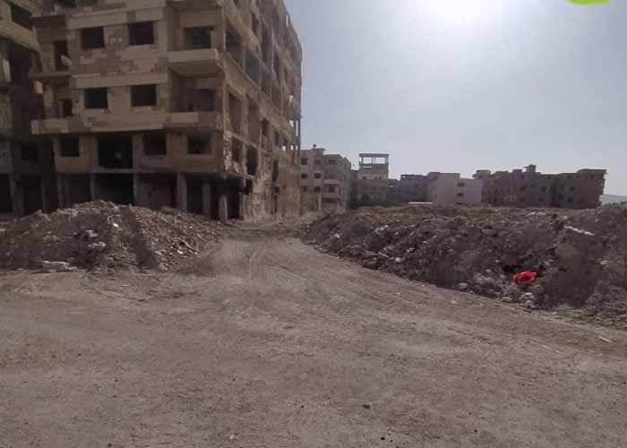 مؤسسة تنموية تنظف طريقاً لأطفال النادي الصيفي في مخيم اليرموك