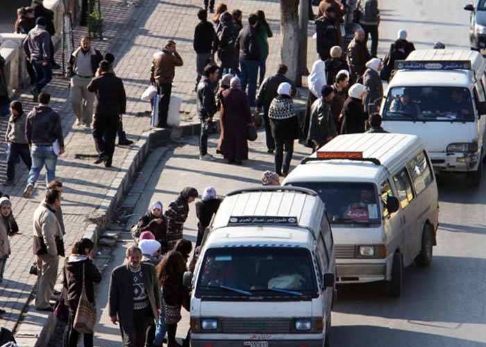 معاناة يومية لأهالي مخيم السيدة زينب بسبب سوء المواصلات