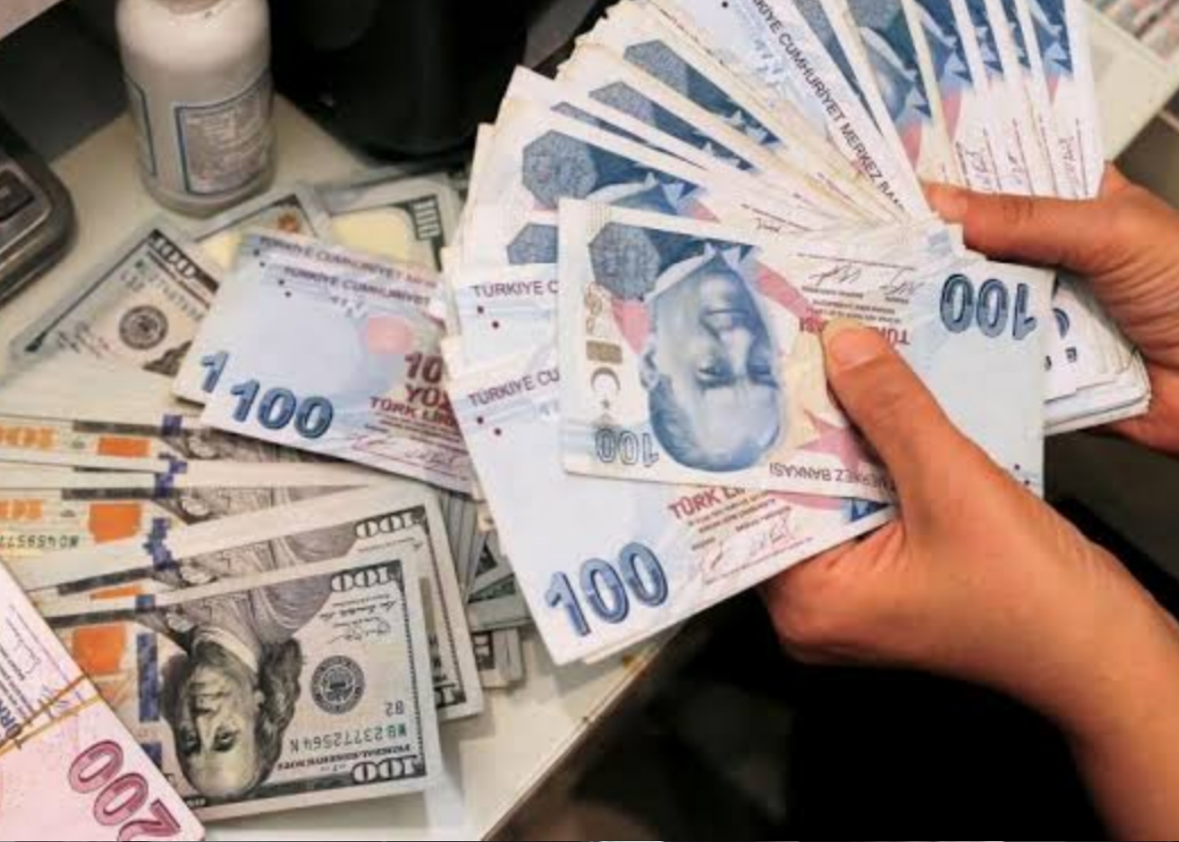 تدهور الليرة التركية يزيد من معاناة الفلسطينيين والسوريين المهجرين في الشمال السوري