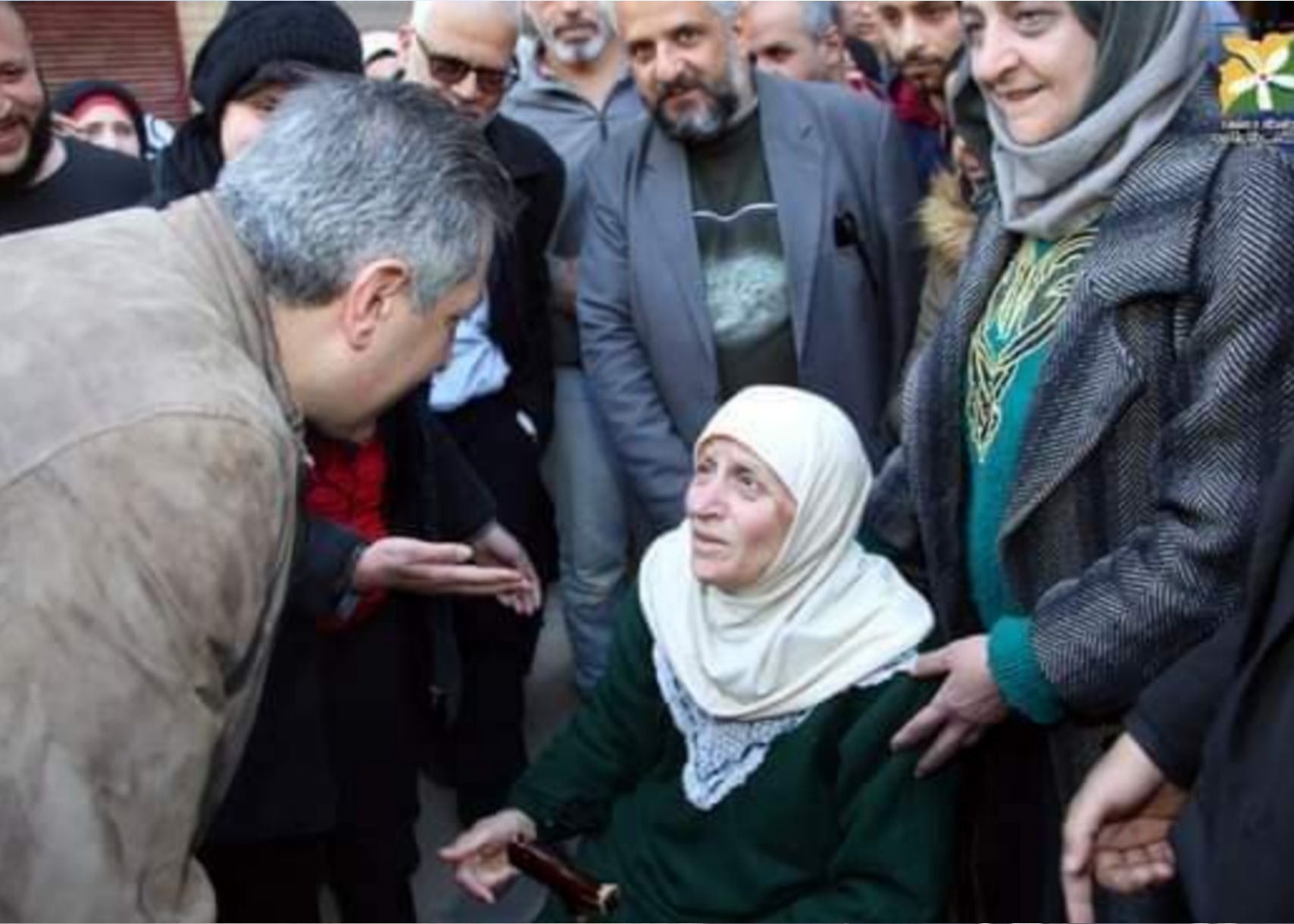 أهالي مخيم اليرموك يطالبون المحافظ الايفاء بوعوده المتعلقة بالخدمات