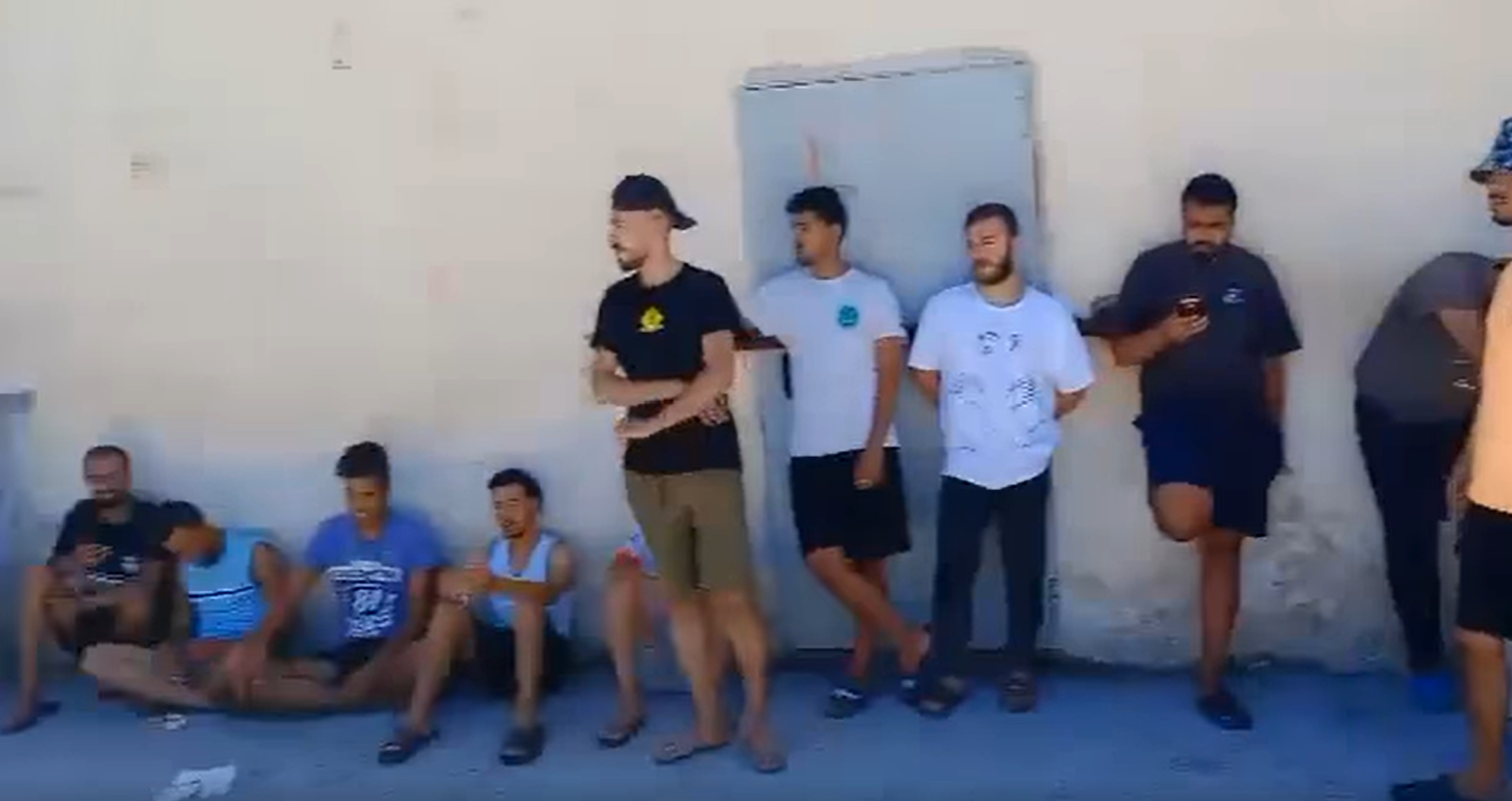 الفلسطينيون في مخيم فيال يضربون عن الطعام احتجاجاً على تردي أوضاعهم