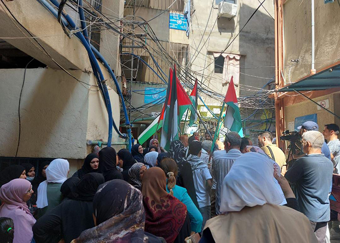 فلسطينيو سورية يعتصمون أمام مقر الأونروا في مخيم برج البراجنة 