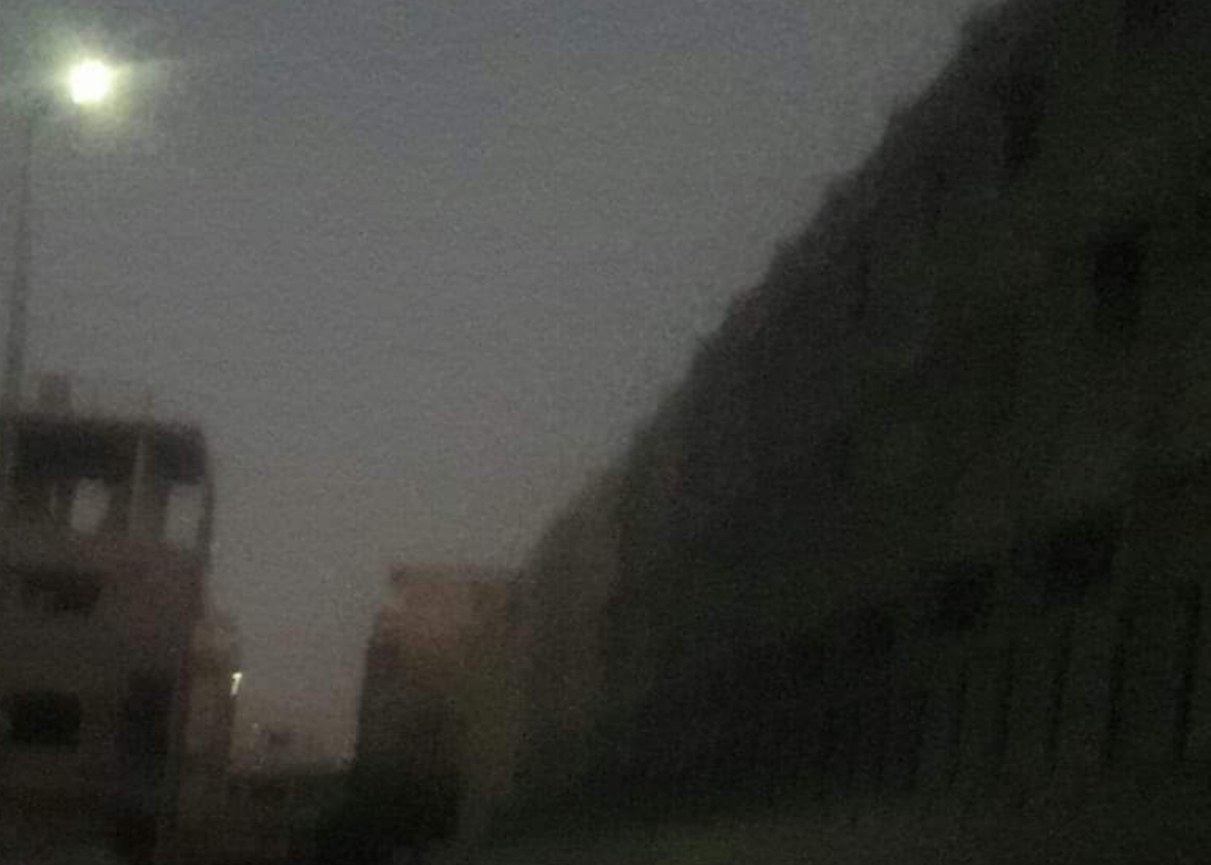 سكان مخيم اليرموك ينتقدون سوء الإضاءة الجديدة في شارع المدارس